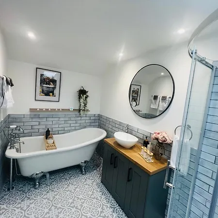 Couples Retreat - Cosy Modern ,near Carlisle, The Borders And The Nrth Pennines , Near Village Pub & In Peaceful Village Location *