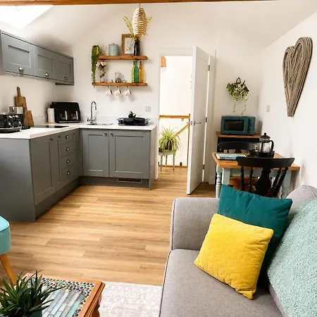 Couples Retreat - Cosy Modern ,near Carlisle, The Borders And The Nrth Pennines , Near Village Pub & In Peaceful Village Location * Castle Carrock