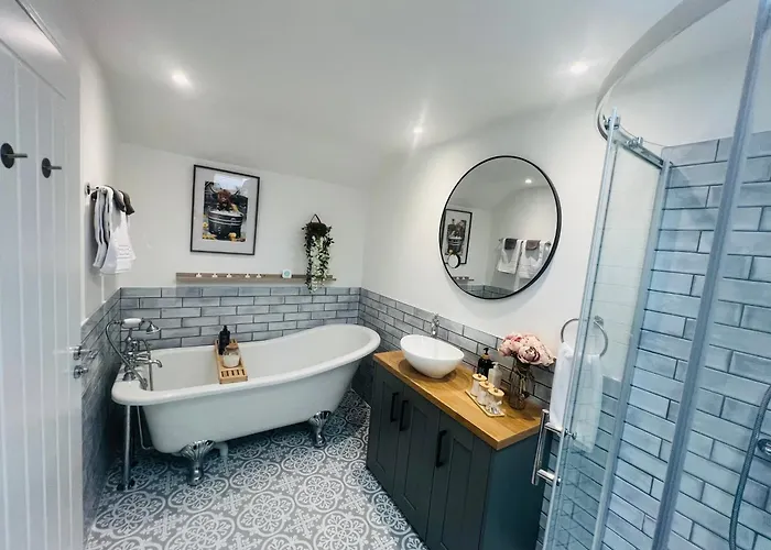 Couples Retreat Cosy Modern ,near Carlisle, The Borders And The Pennines , Near Village Pub & In Peaceful Village Location *